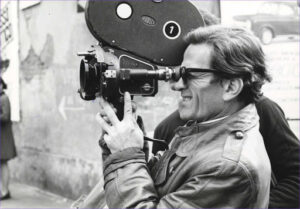 Pier Paolo Pasolini alle prese con una cinepresa.